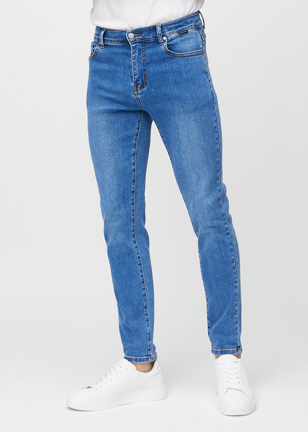 Blaue Denim-Jeans im Slim Fit, Modell Rivers, die eng an den Beinen anliegen, von vorne gesehen.
