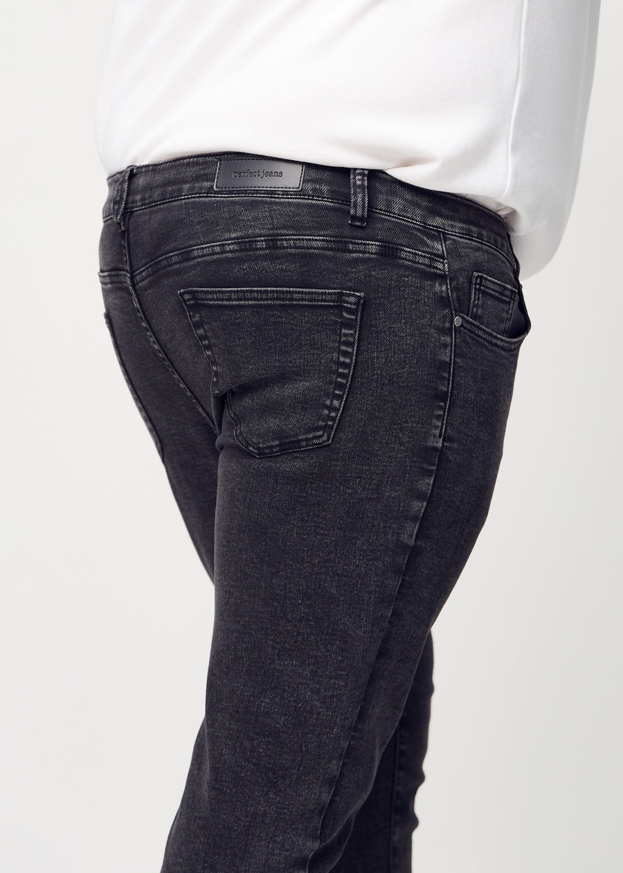 Nahaufnahme von hinten von dunkelgraue Denim-Jeans im Slim Fit an einem Plus-Size-Model, die Details zeigt.