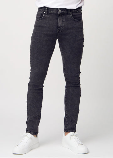 Dunkelgraue Denim-Jeans im Slim Fit, Modell Shadows, die eng an den Beinen anliegen, von vorne gesehen.
