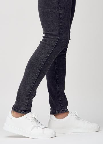 Knöchelbereich eines Models, der zeigt, wie eng die Jeans anliegen.
