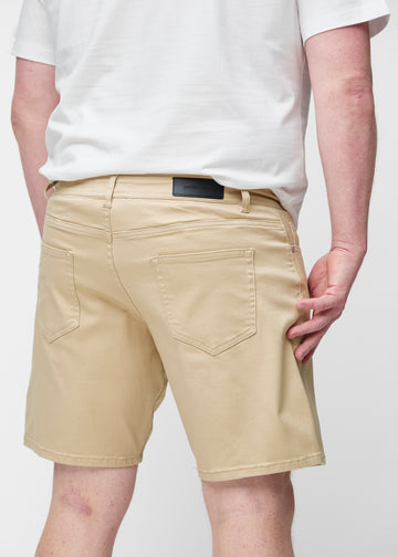 Beige Shorts für Herren in der Farbe Gazelles von hinten in Nahaufnahme am Plus-Size-Modell.