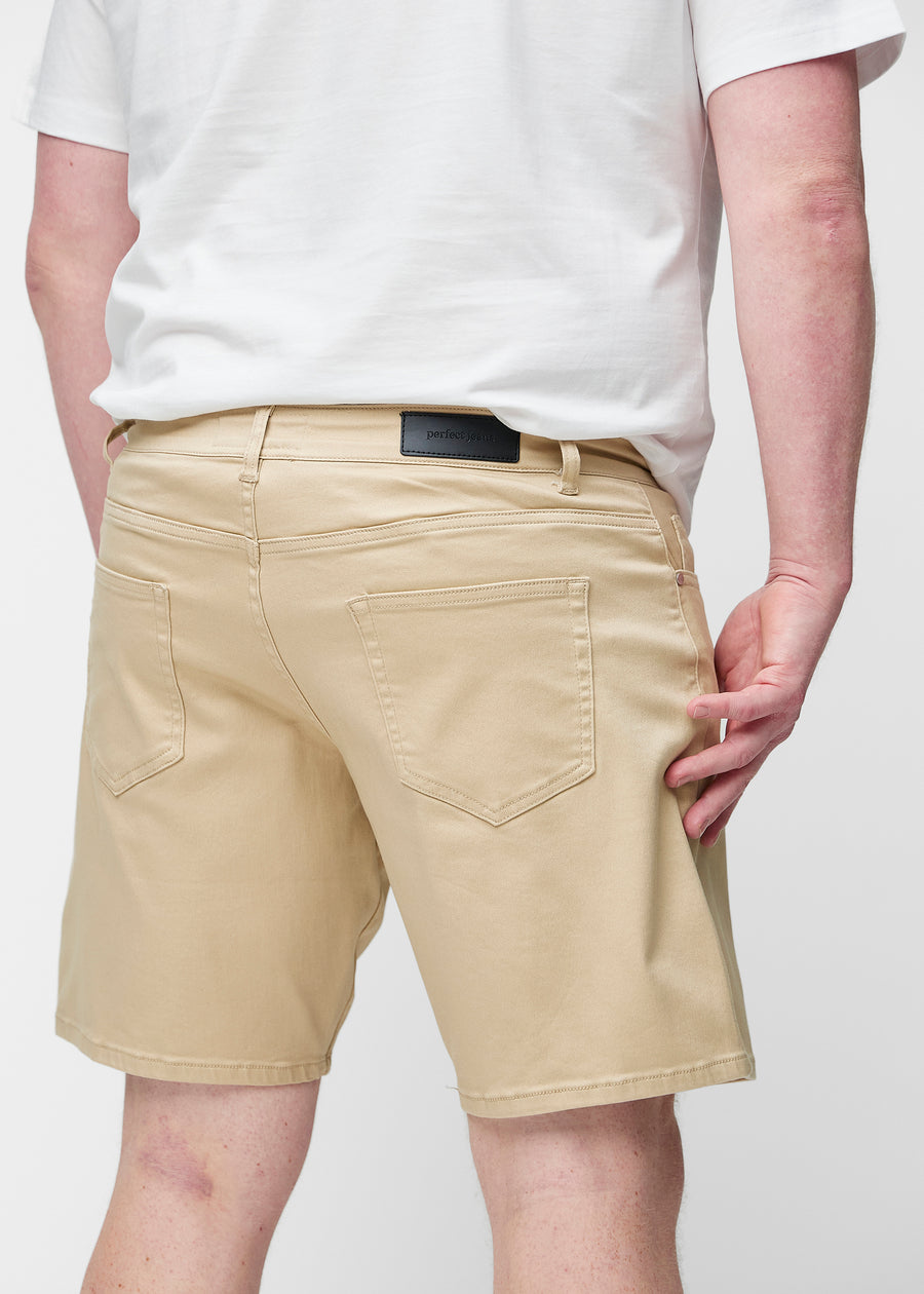 Beige Shorts für Herren in der Farbe Gazelles von hinten in Nahaufnahme am Plus-Size-Modell.
