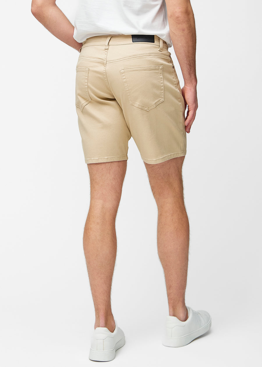Beige Shorts für Herren in der Farbe Gazelles von hinten gesehen, sodass die Länge bis knapp über das Knie sichtbar ist.