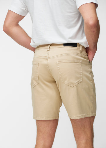 Beige Shorts für Herren in der Farbe Gazelles von hinten in Nahaufnahme, um Passform und Details zu zeigen.