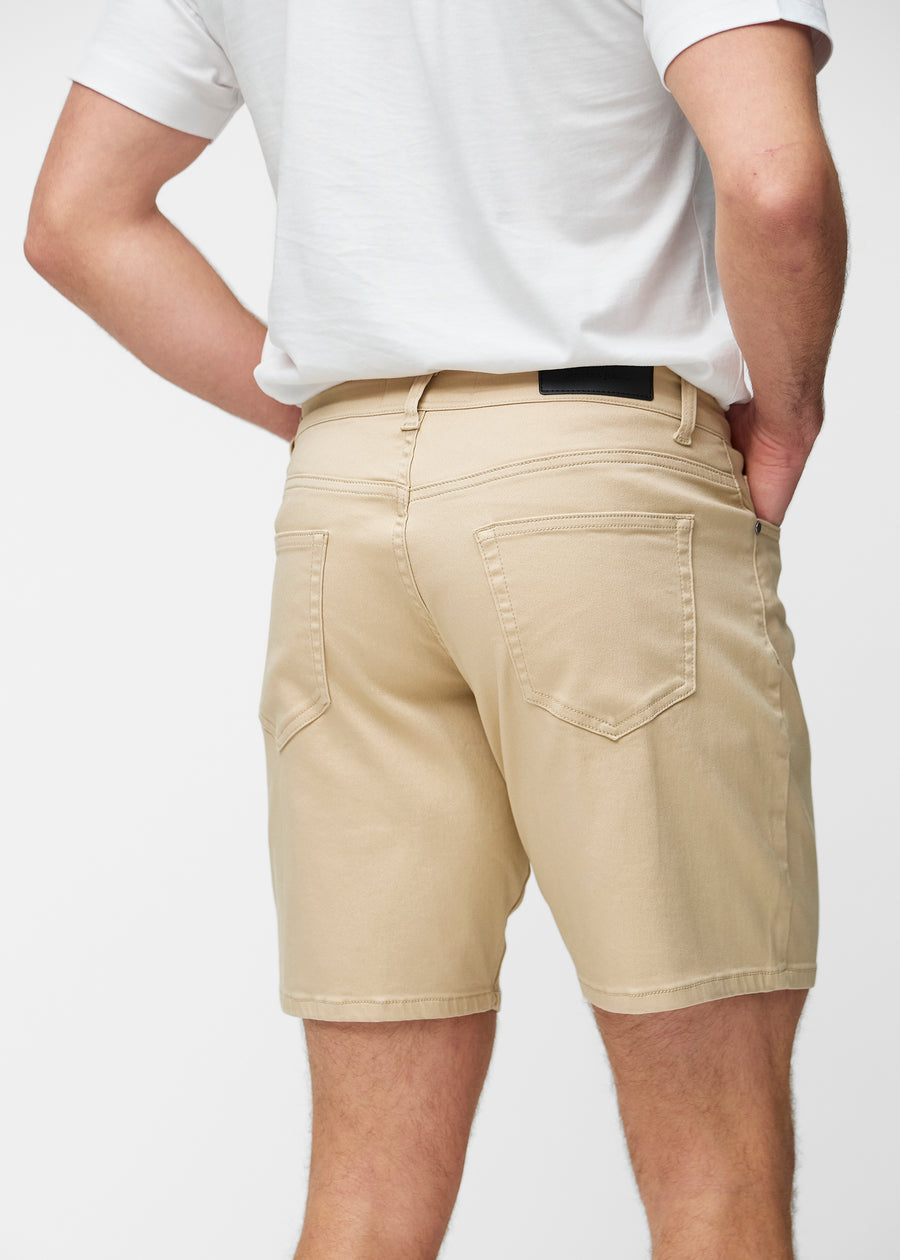 Beige Shorts für Herren in der Farbe Gazelles von hinten in Nahaufnahme, um Passform und Details zu zeigen.