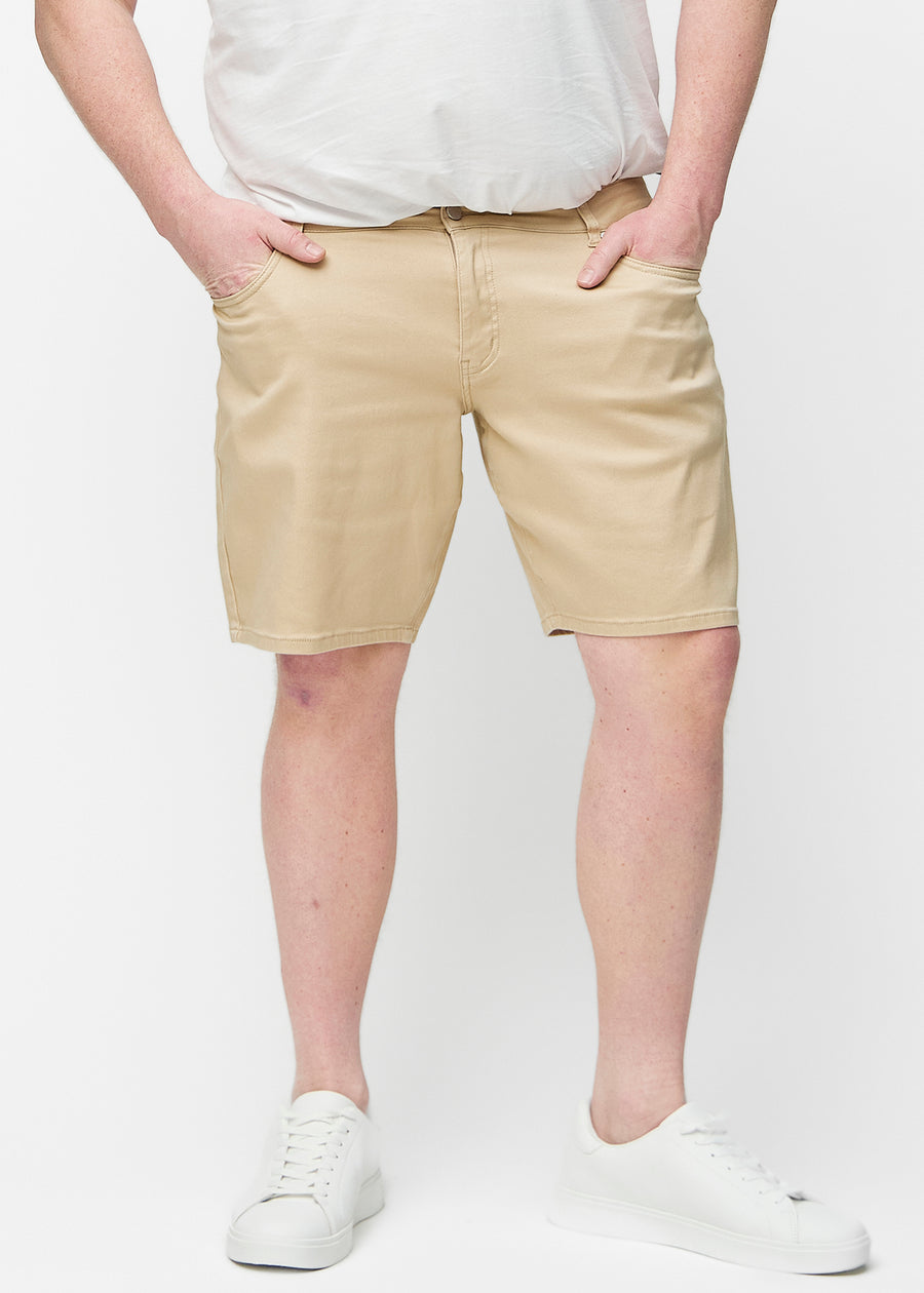 Beige Shorts für Herren in der Farbe Gazelles mit Regular-Passform von vorne am Plus-Size-Modell gesehen.