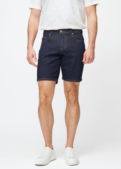 dunkelblaue denim shorts für herren in der farbe midnights mit regular-passform, die natürlich an der hüfte sitzt und luft um die oberschenkel gibt, von vorne gesehen.