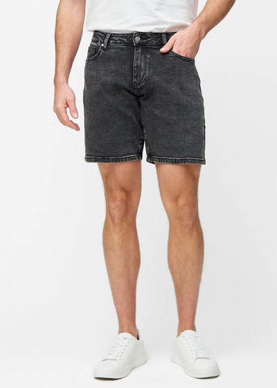 Dunkelgraue Denim-Shorts für Herren in der Farbe Shadows mit Regular-Passform, die natürlich an der Hüfte sitzen und Luft um die Oberschenkel lassen, von vorne gesehen.