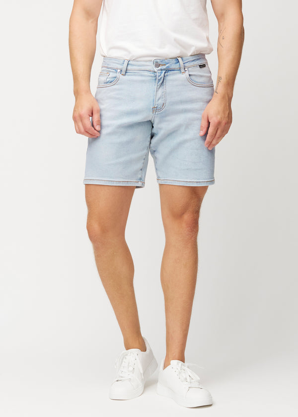 Hellblaue Denim-Shorts für Herren in der Farbe Waves mit regular Passform, die natürlich an der Hüfte sitzt und an den Oberschenkeln Luft gibt, von vorne gesehen.