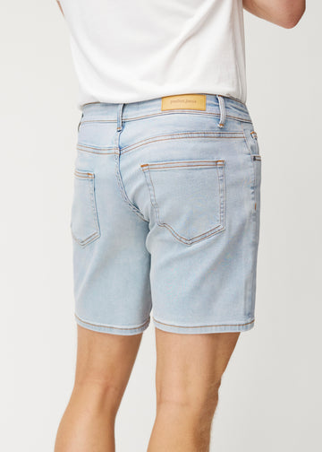 Hellblaue Denim-Shorts für Herren in der Farbe Waves von hinten aus der Nähe gesehen, um Passform und Details zu zeigen.