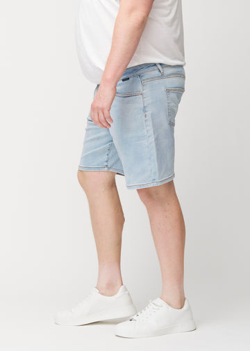 Hellblaue Denim-Shorts für Herren in der Farbe Waves mit regular Passform, von der Seite an einem Plus-Size-Model gesehen.