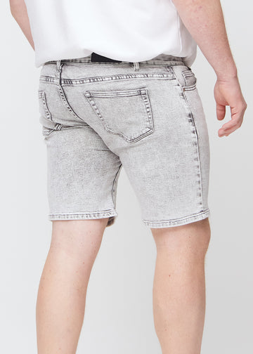 Hellgraue Denim-Middle-regular-Shorts von hinten in Nahaufnahme an einem Plus-Size-Model, um Details zu zeigen.