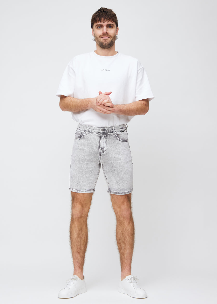 Ganzkörperbild eines Models in hellgrauen Denim-Middle-slim-Shorts.