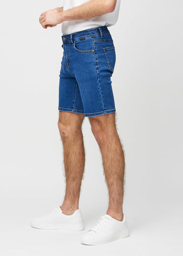 Dunkle Denim-Middle-slim-Shorts von der Seite am Model gesehen.