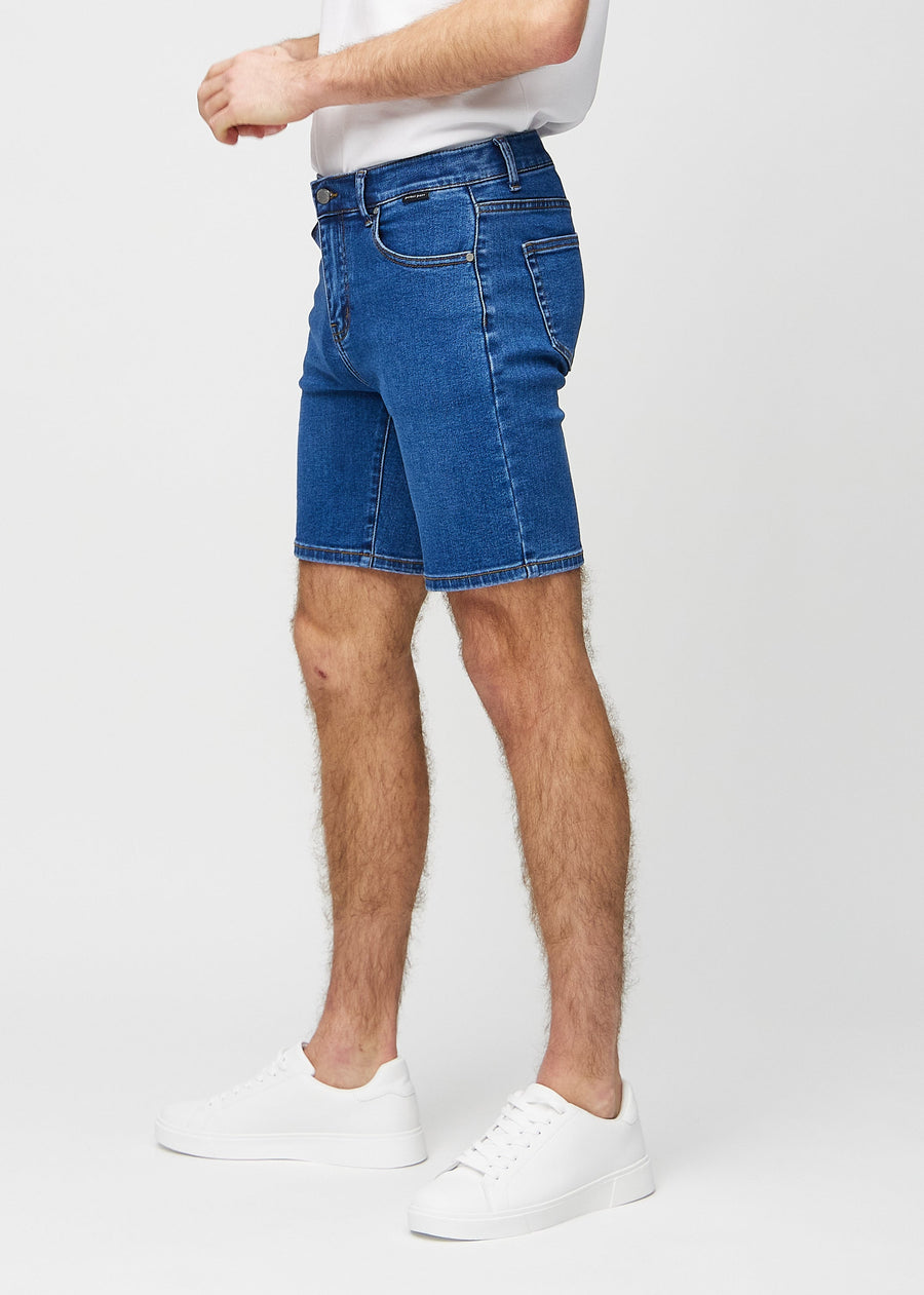 Dunkle Denim-Middle-slim-Shorts von der Seite am Model gesehen.