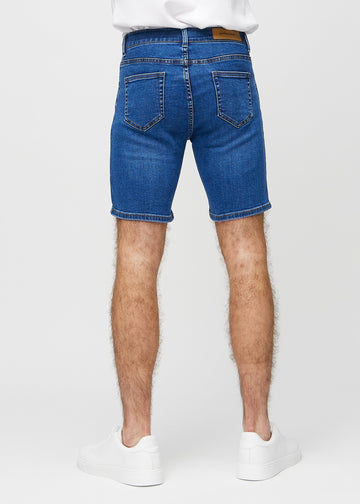 Dunkle Denim-Middle-slim-Shorts von hinten gesehen, sodass man das gesamte Produkt sehen kann.