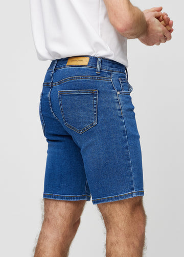 Dunkle Denim-Middle-slim-Shorts von hinten aus der Nähe gesehen, um Details zu zeigen.