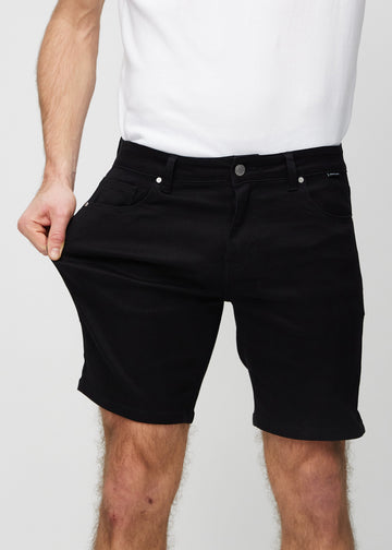 Das Model zieht die Shorts am Oberschenkel auseinander, um den Stretch zu zeigen.