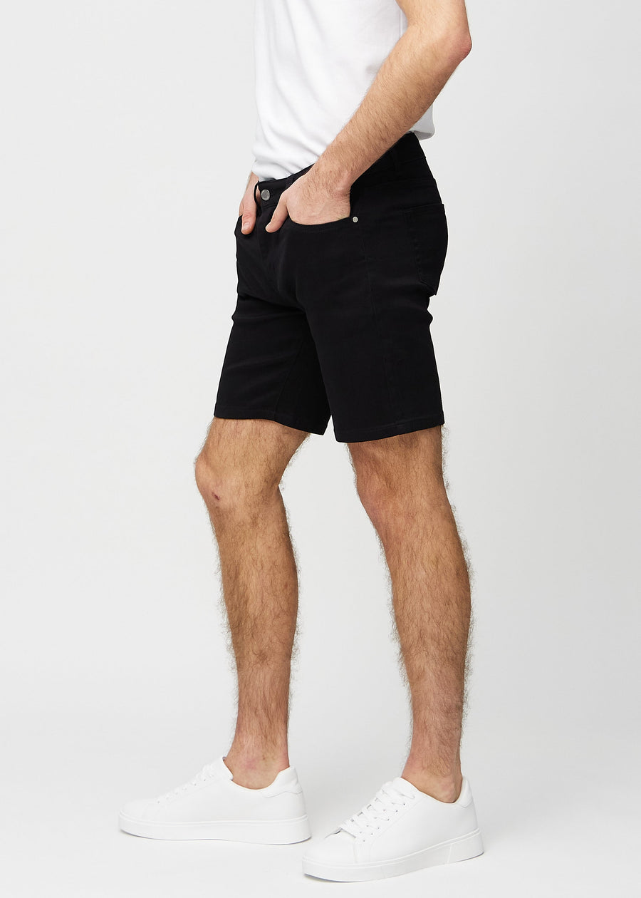 Schwarze middle-slim Shorts von der Seite an einem Model.