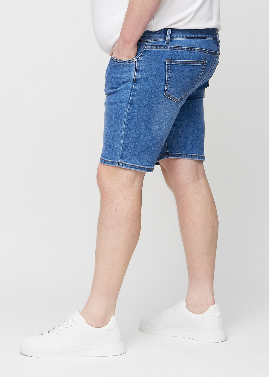 Denim middle-slim Shorts, von der Seite an einem Plus-Size-Model gesehen.