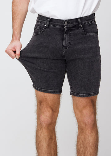 Das Model zieht die Shorts am Oberschenkel auseinander, um den Stretch zu zeigen.