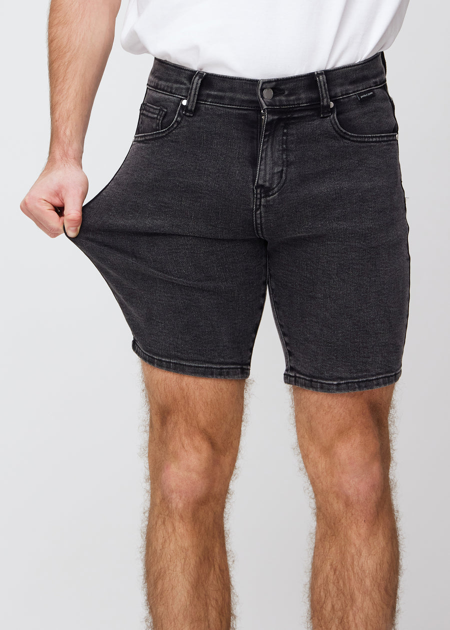 Das Model zieht die Shorts am Oberschenkel auseinander, um den Stretch zu zeigen.