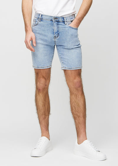 Hellblaue Denim middle-slim Shorts, die gerade am Oberschenkel sitzen und knapp über dem Knie enden, von vorne gesehen.