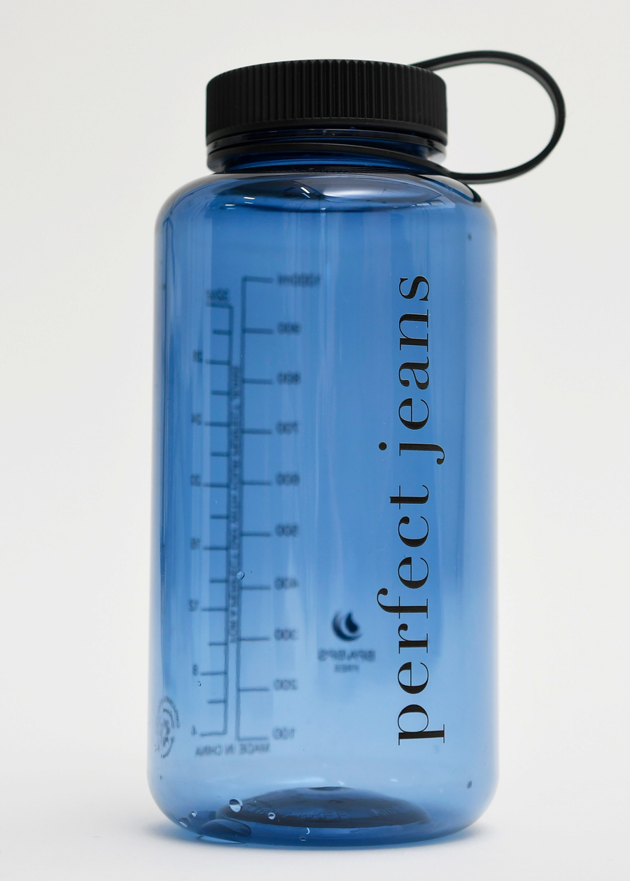 Transparente dunkelblaue Wasserflasche aus Kunststoff mit schwarzem Deckel und Logo.