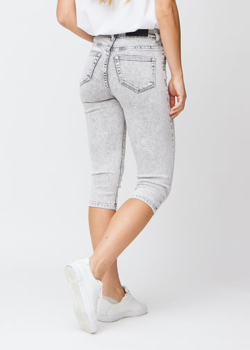 Lysegrå denim slim capris set bagfra – hele produktet vises på modellen med fokus på pasform og længde.