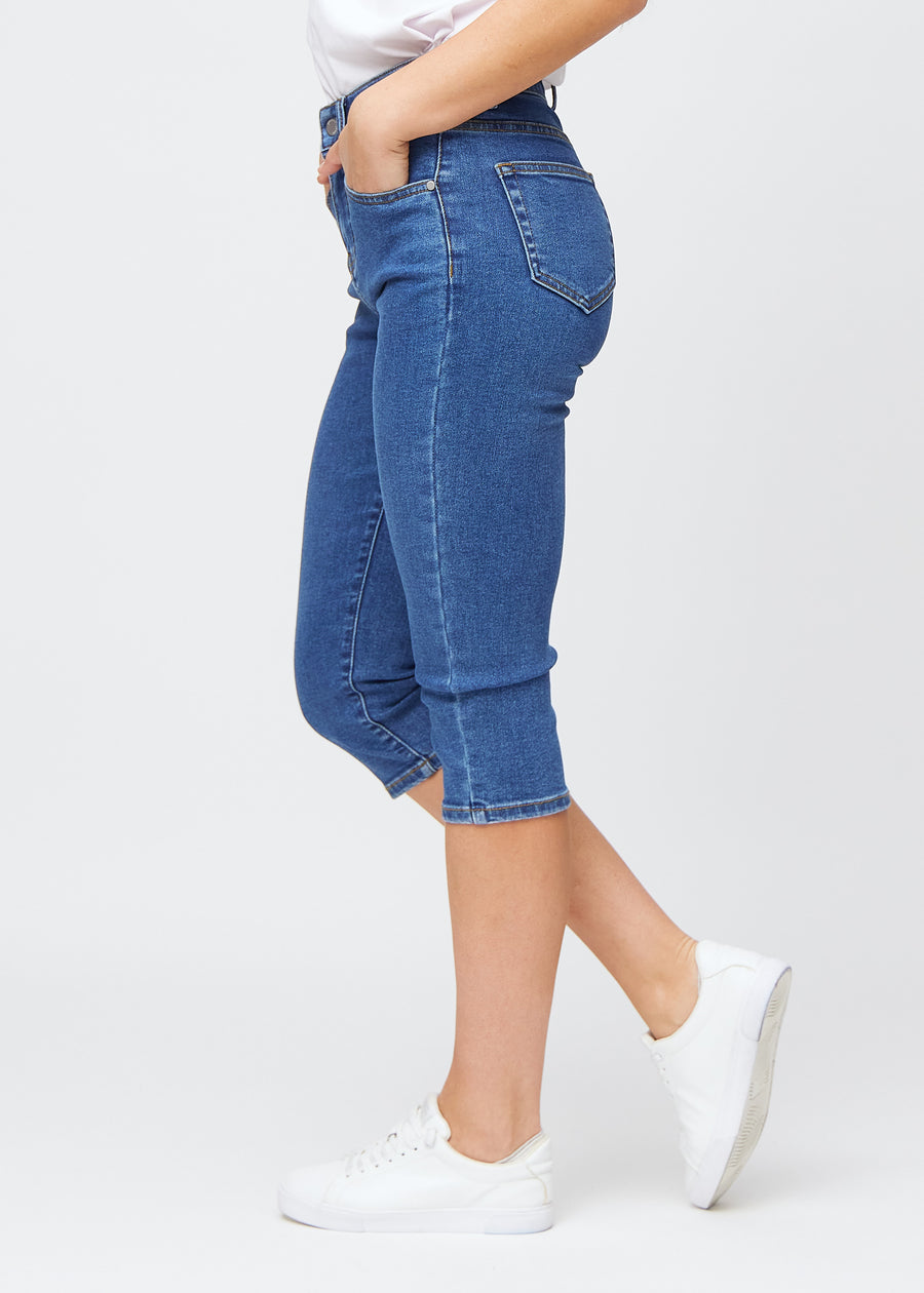 Mørkeblå denim slim capris i farven Oceans set fra siden – klassisk pasform med høj talje og tætsiddende snit.