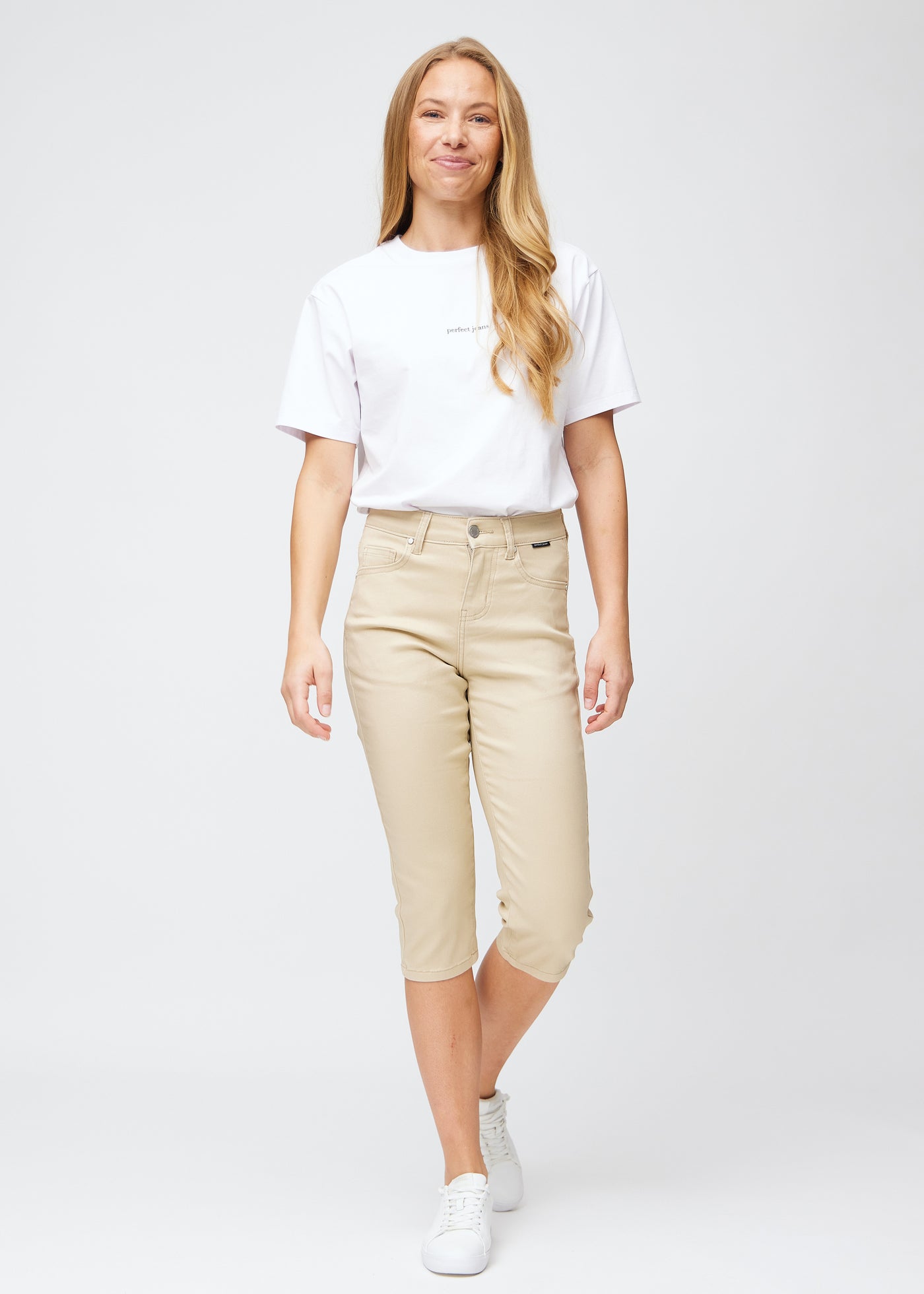  Fuldt billede af model iført beige slim capris.