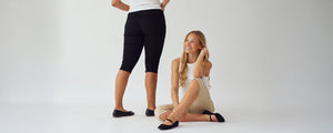 To kvinder iført slim capris i sort og beige fra Perfect Jeans