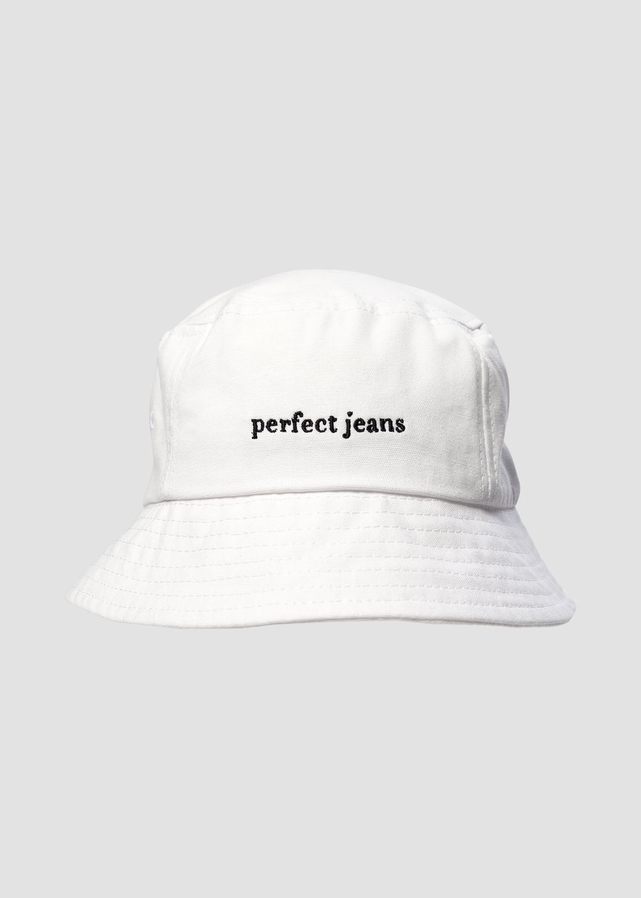 Weißer Bucket Hat von Perfect Jeans mit schwarzem Logo vorne.