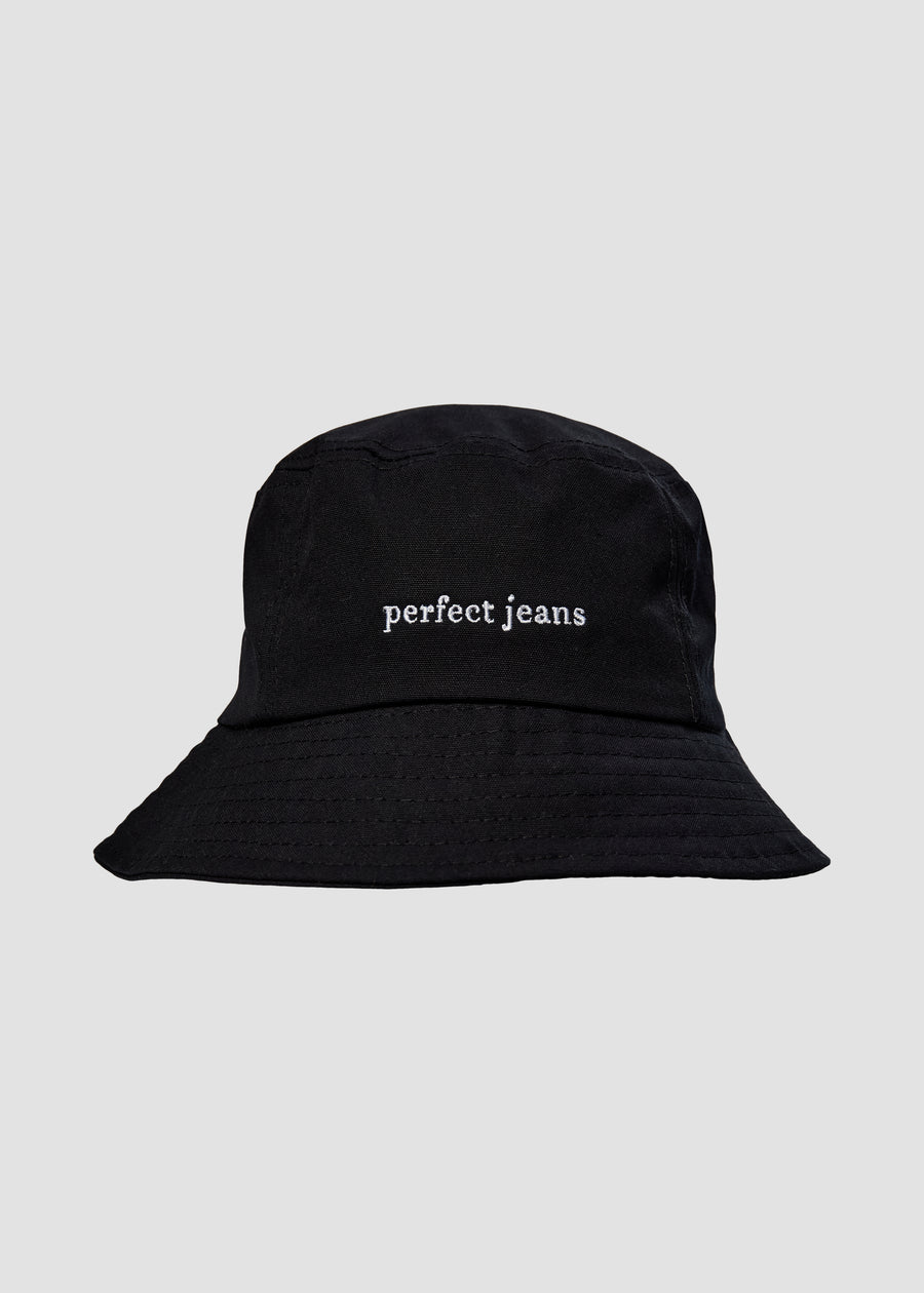 Schwarzer Bucket Hat von Perfect Jeans mit weißem Logo vorne.