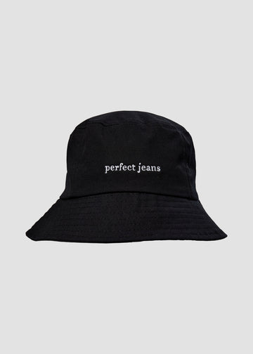 Sort bøllehat fra Perfect Jeans, med hvidt logo foran.