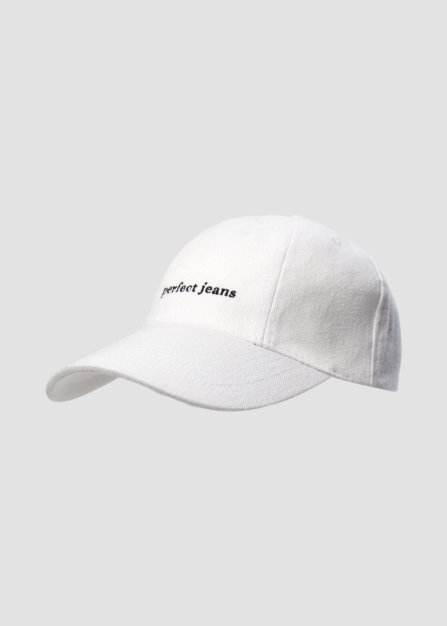 Weiße Cap von Perfect Jeans mit schwarzem Logo, von vorne gesehen.