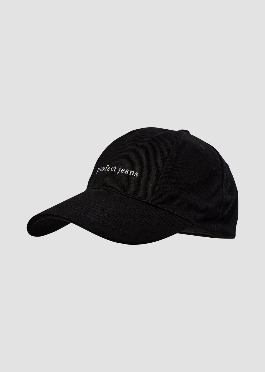 Schwarze Cap von Perfect Jeans mit weißem Logo, von vorne gesehen.