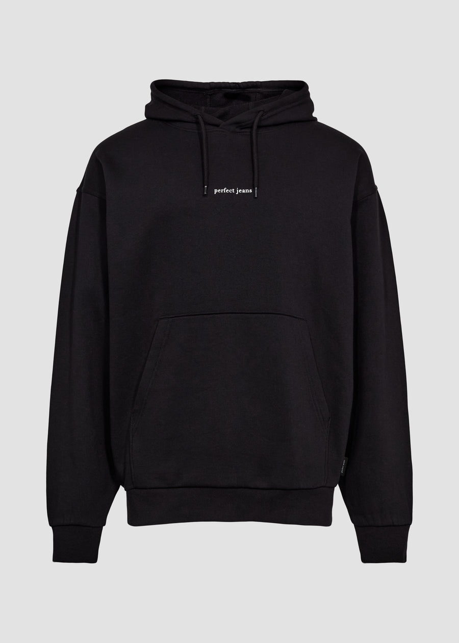 Schwarzer Unisex-Hoodie von Perfect Jeans mit weißem Logo mittig auf der Brust, von vorne gesehen.