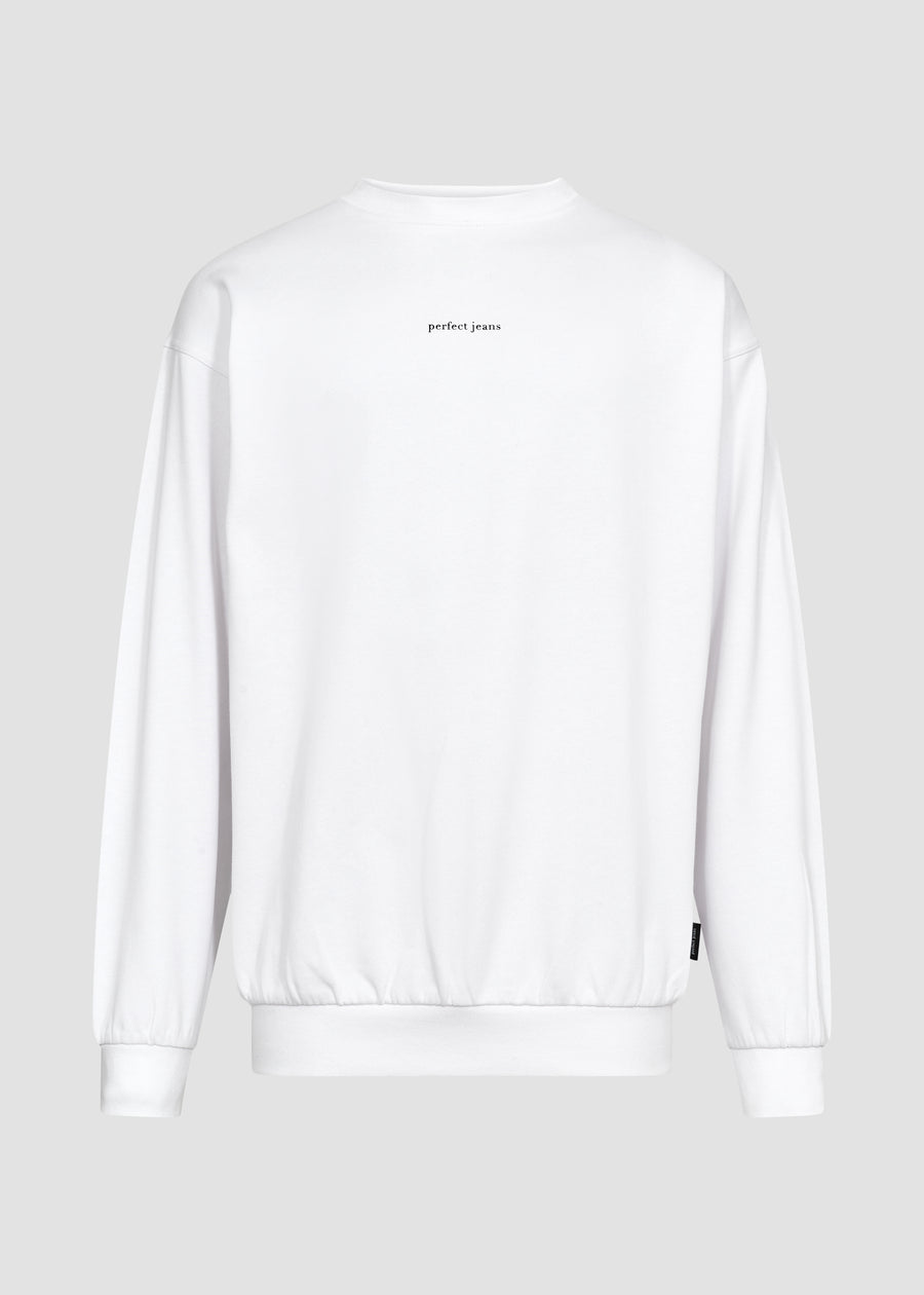 Weißes Unisex-Sweatshirt von Perfect Jeans mit schwarzem Logo mittig auf der Brust, von vorne gesehen.
