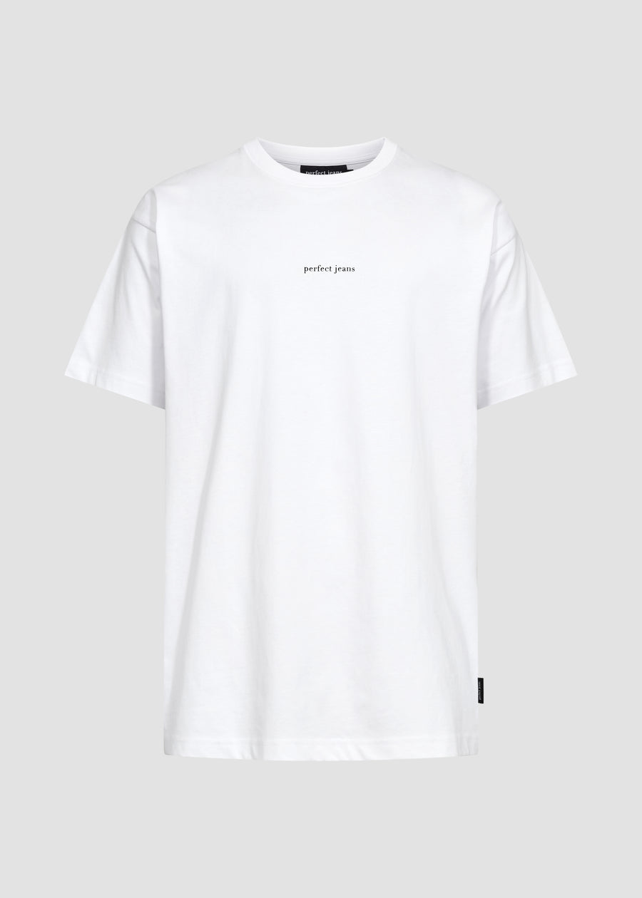 Weißes Unisex-T-Shirt von Perfect Jeans mit schwarzem Logo mittig auf der Brust, von vorne gesehen.