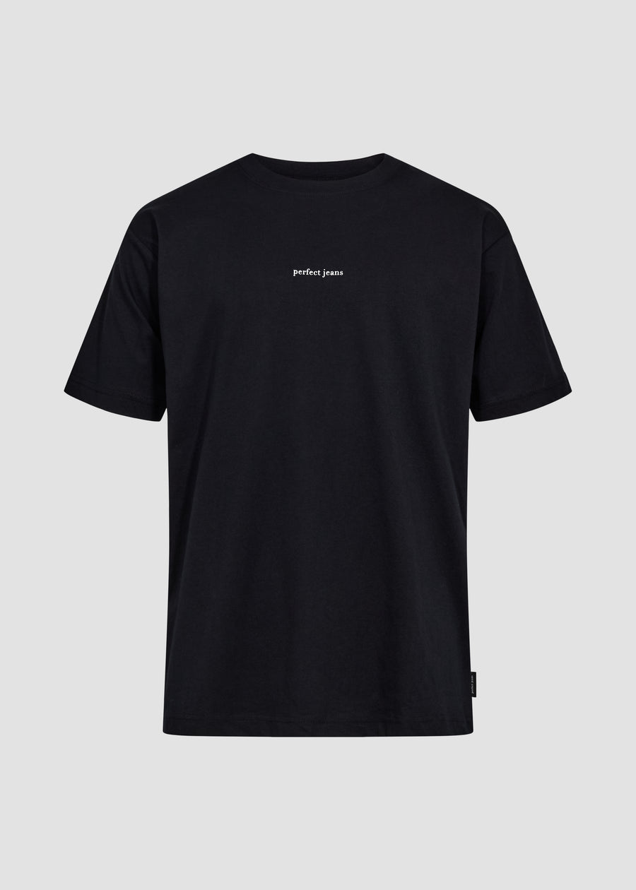Schwarzes Unisex-T-Shirt von Perfect Jeans mit weißem Logo mittig auf der Brust, von vorne gesehen.