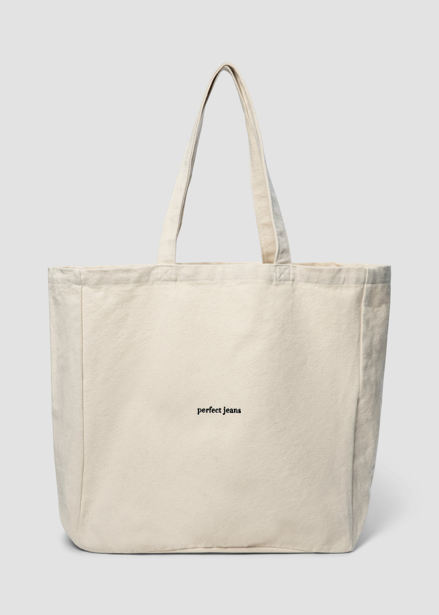 Beige Tote Bag von Perfect Jeans mit schwarzem Logo auf der Vorderseite.