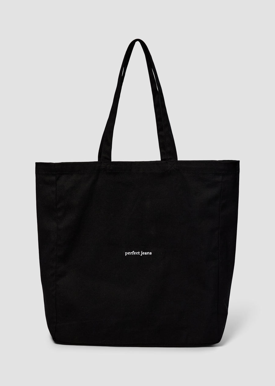 Schwarze Tote Bag von Perfect Jeans mit weißem Logo auf der Vorderseite.