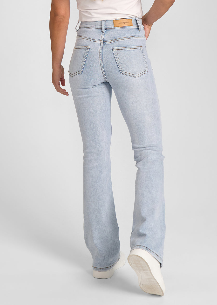Lyseblå denim bootcut jeans, modelnavn Waves, som sidder tæt om hofter og lår med et let svaj fra knæet og ned, set bagfra, så man kan se hele produktet..