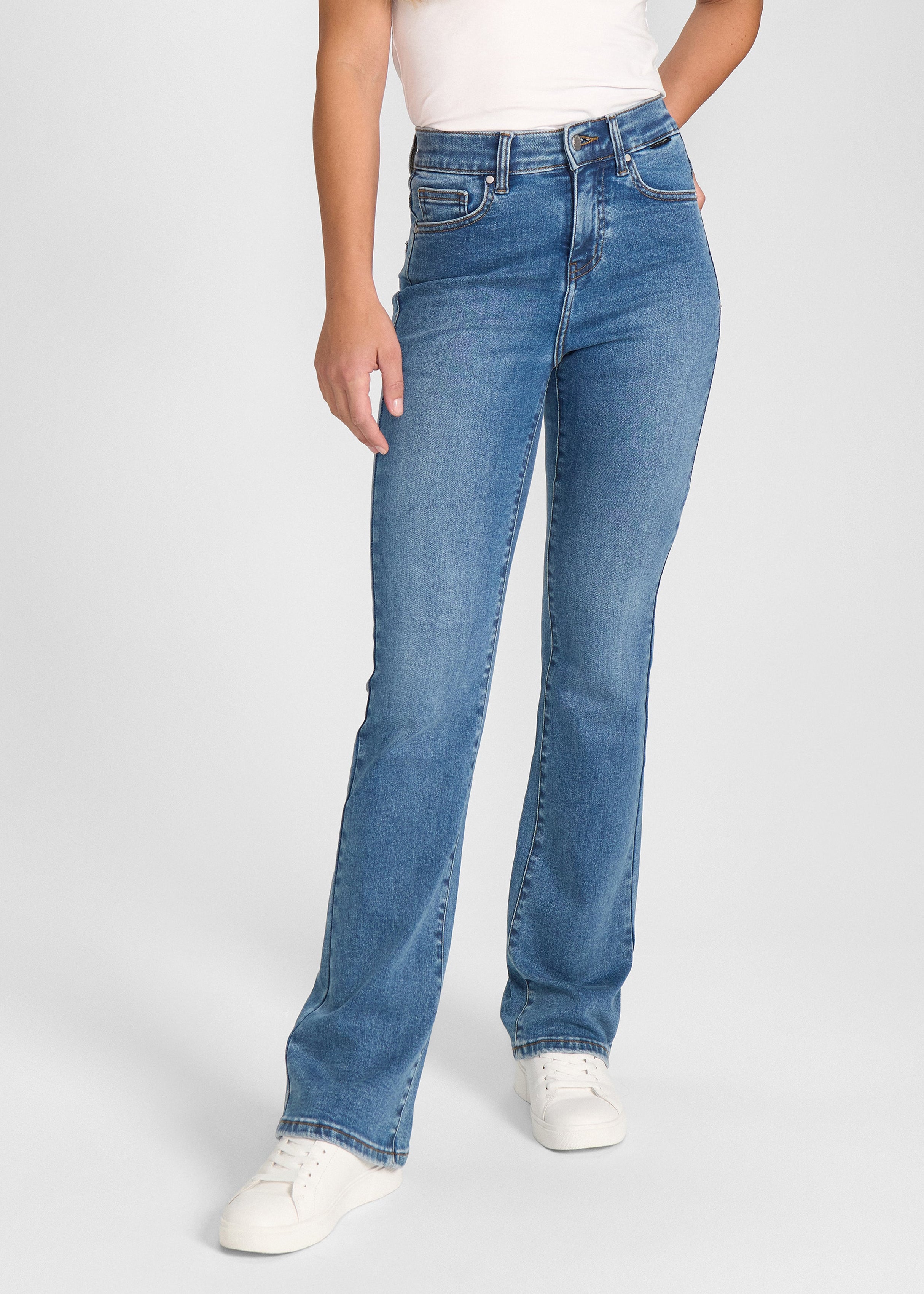 Kvindelig model iført et par blå denim jeans i en Bootcut model fra Perfect Jeans.